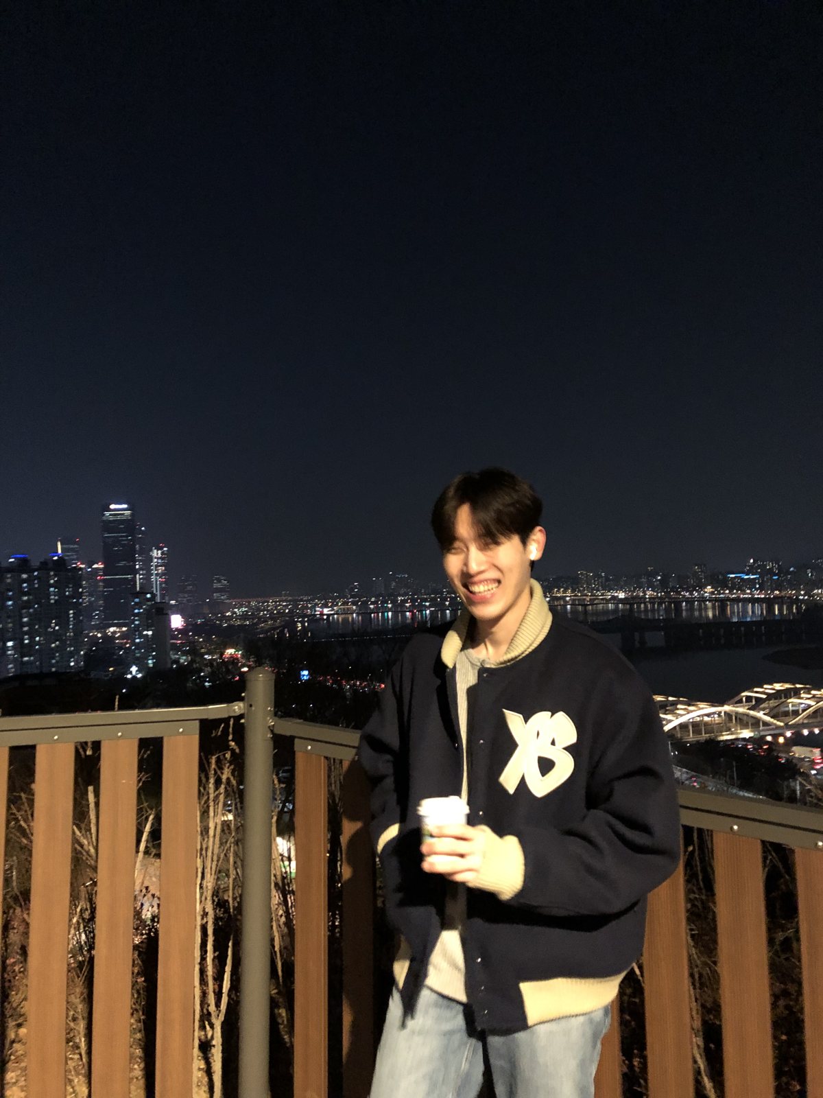 한강 야경을 배경으로 선 정승재
